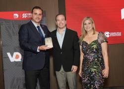 Andrés Achi, fundador y gerente general de BR Magazine; Stefano Ferretti, CEO de Ambiensa; y Rhonda Cevallos, vicepresidenta ejecutiva de Ambiensa.