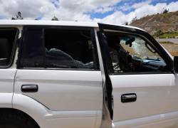 Fotografía que muestra impactos de disparos en un carro que formaba parte de la caravana presidencial.