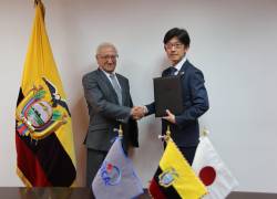 Fotografía de el el viceministro de Electricidad y Energía Renovable, Marcelo Jaramillo y el representante de la Agencia Japonesa de Cooperación Internacional (JICA) para Ecuador, Junichi Miura