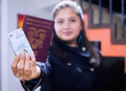 Fotografía que muestra a una ciudadana con su cédula y pasaporte en mano.