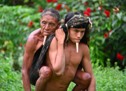 Los Zoé son un pequeño y aislado pueblo indigna que vive en las profundidades de la selva amazónica del norte de Brasil.