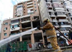 Bomberos iraníes intentan apagar el fuego provocado por las explosiones registradas este 3 de enero en Irán.