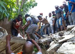 Tras el sismo se produjeron cinco réplicas, entre ellas una de magnitud 5,2 a 17 kilómetros de la localidad de Chantal.