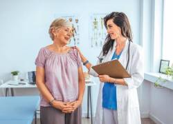 Imagen referencial de una paciente y su médico.