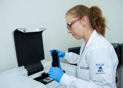 Una doctora de SOLCA Quito realiza un procedimiento en equipos especializados para obtener un diagnóstico.