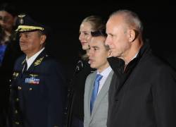 El presidente de Ecuador, Daniel Noboa (2-d), y su esposa, Lavinia Valbonesi (2-i), caminan junto al ministro de Relaciones Exteriores del Perú, Javier González-Olaechea (d).