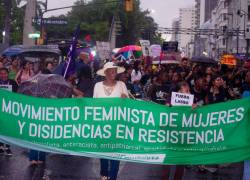 Ni la lluvia evitó que los colectivos feministas marcharan en el centro de Guayaquil para protestar por la discriminación, el maltrato, la desigualdad de género y la inseguridad.