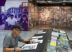 Ciudadano ciendo una de las piezas de exposición en el Museo Nahim Isaías.
