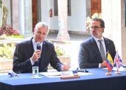 Ministro de Ambiente del Reino Unido, Lord Zac Goldsmith, y el titular de la misma cartera de Ecuador, Gustavo Manrique, durante la rueda de prensa para anunciar el apoyo financiero.
