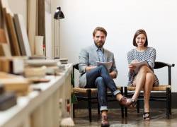 Personas sentadas con las piernas cruzadas.