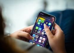 Una usuaria usa su teléfono con la nueva señal de Tigo Ecuador.
