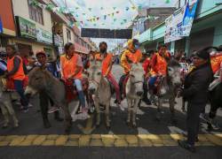Varias personas con sus burros participaron en una carrera en Salcedo, Cotopaxi. Esta fue la sexta edición de la competencia que tuvo que ser suspendida los dos últimos años por la pandemia.