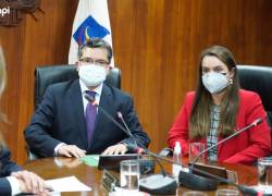 Alí Lozada, nuevo presidente de la Corte Constitucional (izq.) y la vicepresidenta del organismo, Carmen Corral (der.)