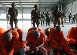 Fotografía que muestra a reos bajo custodia de militares en la Cárcel del Encuentro, inaugurada el año pasado en la provincia de Santa Elena.