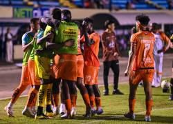 Jugadores de Libertad celebran gol marcado a Mushuc Runa por la séptima fecha del fútbol ecuatoriano.