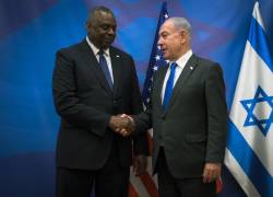 Fotografía del secretario de Defensa de Estados Unidos, Lloyd Austin, junto al primer ministro israelí, Benjamin Netanyahu.