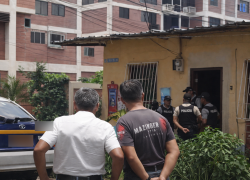 Fotografía que muestra el arribo de policías a la vivienda de la víctima.