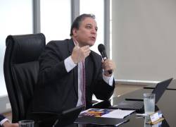 El ministro de Economía y Finanzas, Simón Cueva, durante una rueda de prensa este miércoles.