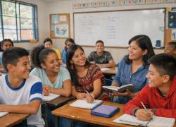 Imagen referencial de docente universitaria y estudiantes bajo un programa de vinculación académica.