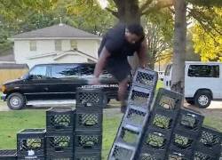 La consigna es sencilla, pero por el material y el peso de las personas, muchos caen al llegar a la cima.