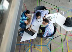 Imagen de referencia de un equipo de trabajadores reunidos.