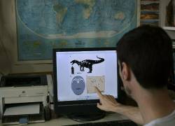 El paleontólogo argentino Mauro Aranciaga habla el 2 de mayo de 2022 sobre el descubrimiento de los huesos fosilizados del Maip macrothorax, el dinosaurio más grande perteneciente a ese grupo carnivoro hallado en la Patagonia argentina donde vivió hace 70 millones de años