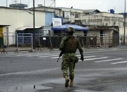Soldados ecuatorianos montan guardia frente a la prisión de Machala, en Machala, Ecuador, el 12 de enero de 2024.