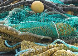 El acuerdo busca aprovechar redes y aparejos de pesca en desuso, para generar nuevos productos.