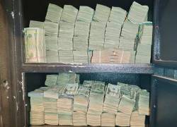 Fotografía que muestra los fajos de dinero dentro de la caja fuerte hallado en el subsuelo de un edificio.