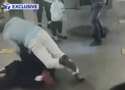El agresor, otro hombre, se acercó a una mujer desde atrás, la lanzó al suelo y sin razón aparente empezó a apuñalarla.