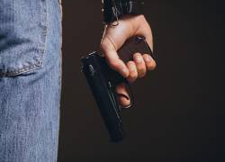 El juez ordenó a los policías portar un grillete electrónico y no salir del país, entre otras medidas.