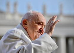 El Papa Francisco saluda a los fieles durante su audiencia general en la Plaza de San Pedro, Ciudad del Vaticano,este martes.