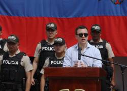El presidente Daniel Noboa junto a varios uniformados de la Policía Nacional. Foto: API