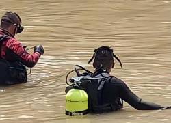 Bomberos, Policía Nacional y ciudadanos ayudaron en las labores de búsqueda.