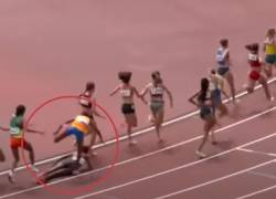 Pese al imprevisto, la atleta se supo de pie y siguió corriendo.