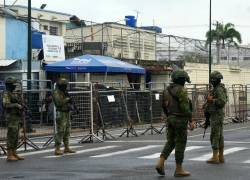 Soldados ecuatorianos montan guardia frente a la prisión de Machala, en Machala, Ecuador, el 12 de enero de 2024.
