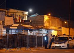 Agentes de policía montan guardia en la entrada de la prisión tras un motín armado que dejó cuatro muertos y decenas de heridos en Machala, Ecuador, el 9 de noviembre de 2025.