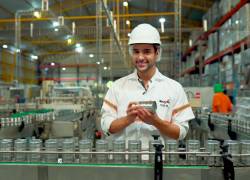 Felipe Colino, presentador de Desde la Fábrica, en la planta de palmito más grande de Ecuador, Inaexpo de Pronaca.