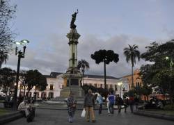La Plaza Grande o de la Independencia, en el centro histórico de Quito, tiene un Monumento a los héroes del 10 de agosto.