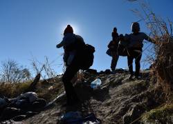 Migrantes cruzan el Río Bravo en las cercanías del muro que separa la frontera estadounidense, el 29 de diciembre de 2023, en Ciudad Juárez, Chihuahua (México).