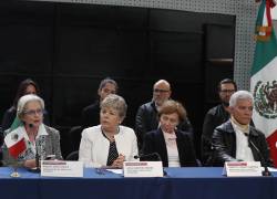 CIUDAD DE MÉXICO (MÉXICO), 07/04/2024.- La embajadora de México en Ecuador, Raquel Serur (i), la canciller mexicana Alicia Bárcena (2-i) y el jefe de Cancillería y Asuntos Políticos de la Embajada de México en Ecuador, Roberto Canseco (d) acompañado de su esposa Arcelia Olivia Valadez.