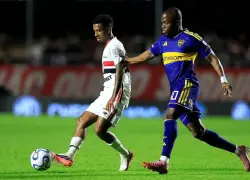 Enner Valencia enfrentando a Marcos Antonio durante el partido entre Sao Paulo y Boca Juniors por la Copa Sudamericana.