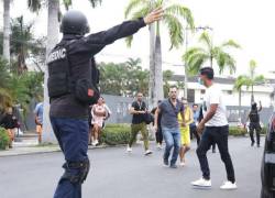 Policías toman procedimiento en TC Televisión donde varios encapuchados ingresaron y tomaron rehenes al personal.