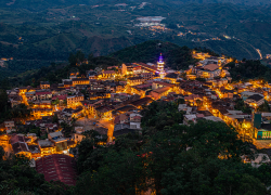 Pueblo mágico y patrimonio cultural del Ecuador, Zaruma brilla en lo alto de la montaña.