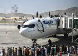 El ejército estadounidense aseguró este lunes el aeropuerto de Kabul, donde se reunió al personal de su embajada en espera de ser evacuado.