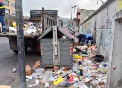 Este miércoles, las cuadrillas de Emaseo madrugaron para recolectar la basura acumulada en las calles de Quito.
