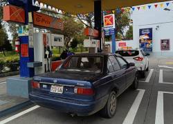 Fotografía refecnial que muestra a varios autos en una estación de servicio.