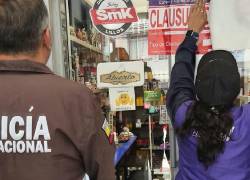 Fotografía que muestra a agentes del ARCSA colocando un sello de clausura en uno de los locales intervenidos.