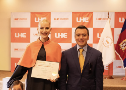 Lavinia Valbonesi junto a su esposo en su graduación como Comunicadora.