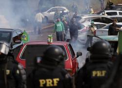Las tropas de choque de la Policía Militar intentan dispersar a los partidarios del presidente Jair Bolsonaro durante un bloqueo en la carretera.